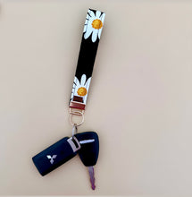 Load image into Gallery viewer, Key Wristlet Daisy
