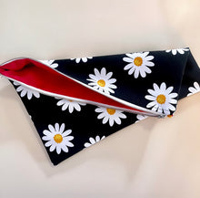 Load image into Gallery viewer, Daisy Zipper Clutch
