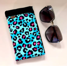 Load image into Gallery viewer, Pink Leopard Sunnies Sleeve
