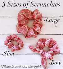 Load image into Gallery viewer, Scrunchie Black Linen
