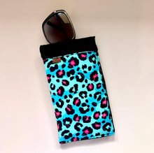 Load image into Gallery viewer, Pink Leopard Sunnies Sleeve
